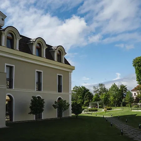 Domeniile Martinutzi -Hotel Cardinal Si Conac Rhedey Alba Iulia