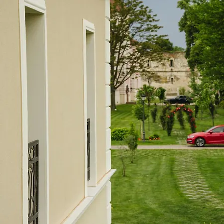 Domeniile Martinutzi -Hotel Cardinal Si Conac Rhedey