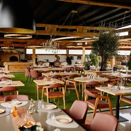 Hotel Domeniile Martinutzi -Hotel Cardinal Si Conac Rhedey