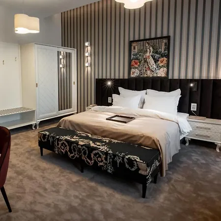 Domeniile Martinutzi -Hotel Cardinal Si Conac Rhedey