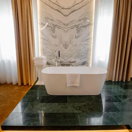 Domeniile Martinutzi -Hotel Cardinal Si Conac Rhedey 4*